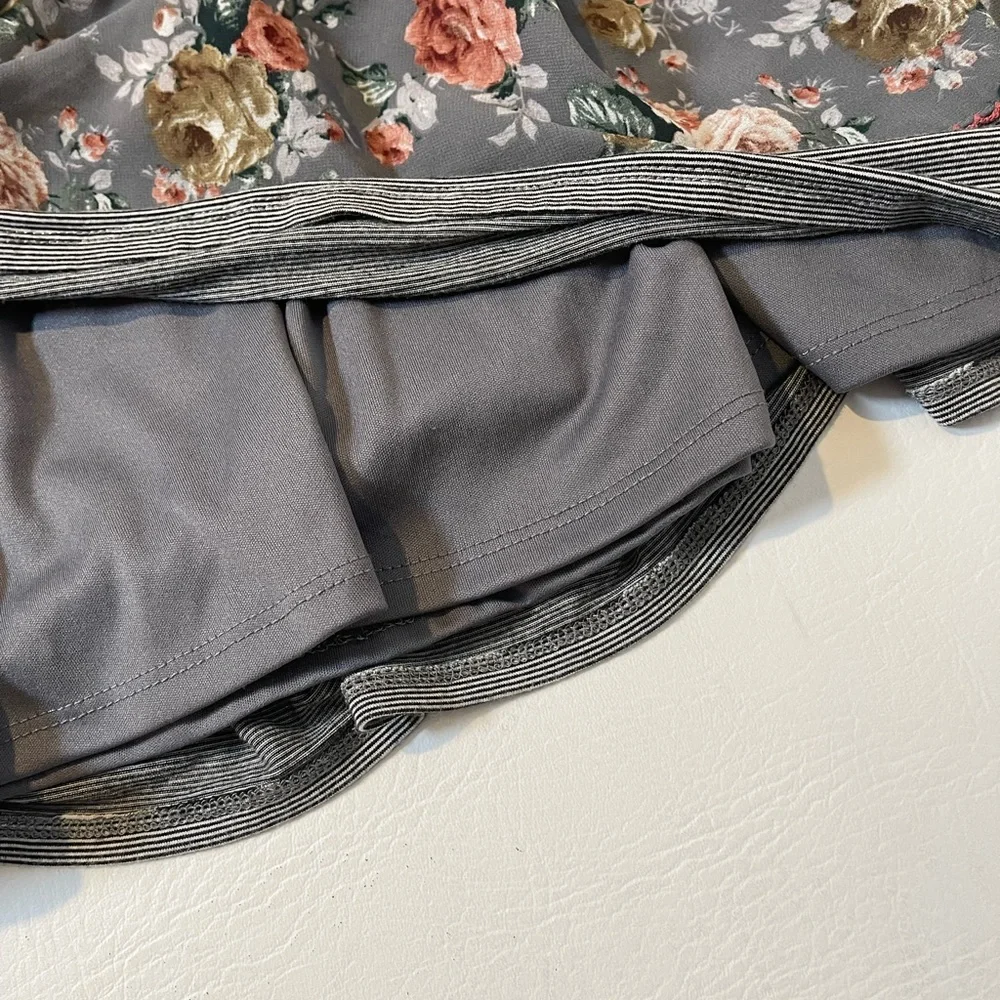 Iris & Ivy Gray Stripe and Floral, Long sleeve Girls Dress. Size 6X. Preloved. - Picture 4 of 10